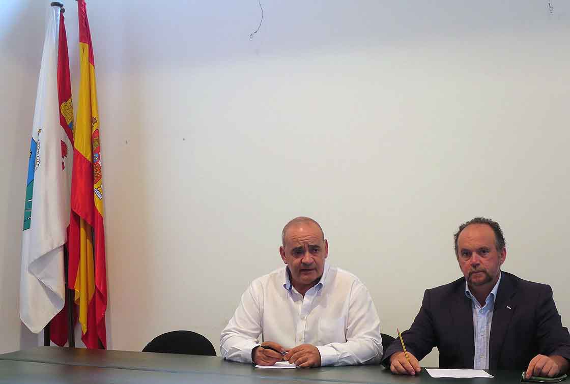 El alcalde, Manuel Gago, izquierda, y el edil de UPyD, José Martín.